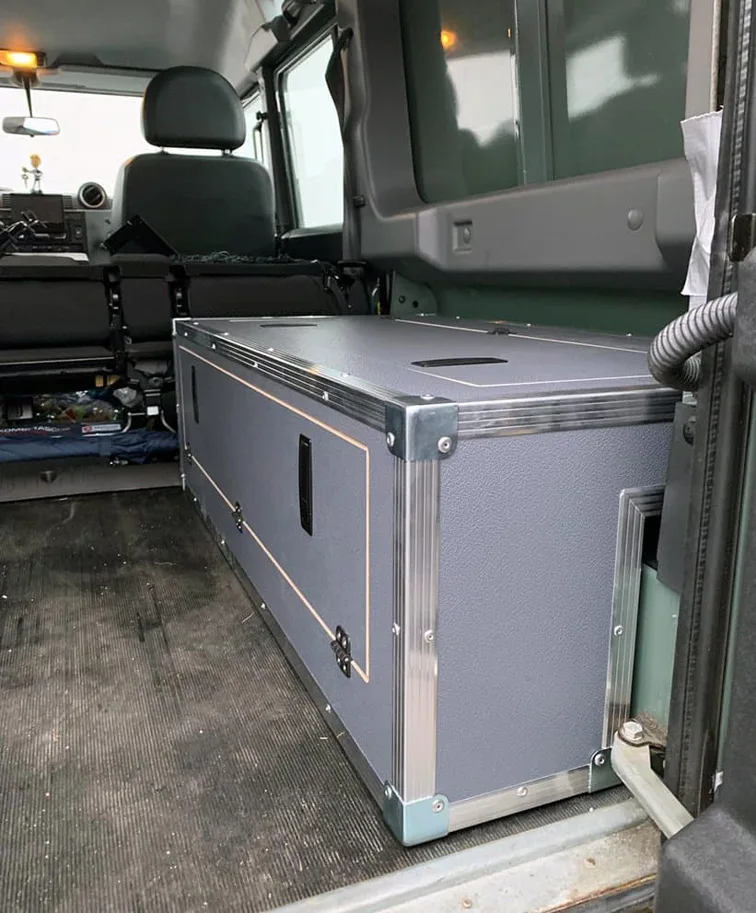 Defender 110 Einbauschrank. Radkastenbox hinten