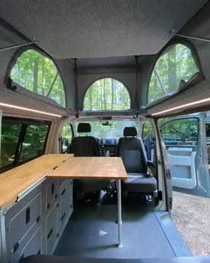 Möbelzeile mit Kleiderschrank und Küchenblock für VW Bus T5/T6 – Version 2 grau