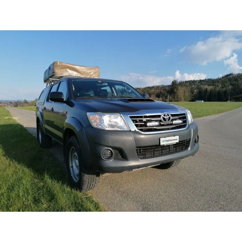LED Grill Kit für Toyota Hilux 7. Gen. 2012-, mit zwei LAZER ST4 LED Fernlichter