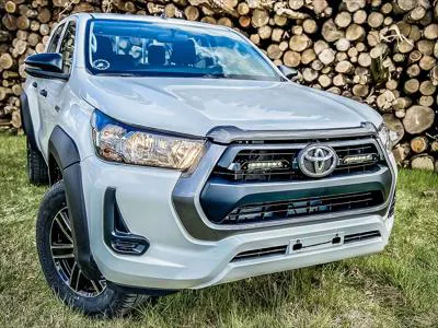 Lazer Lamps Kühlergrill-Kit Toyota Hilux Revo (Com., Invincible) 2021+ Inkl. 2x Linear 6 Standard