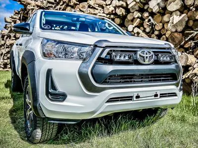Lazer Lamps Kühlergrill-Kit Toyota Hilux Revo (Com., Invincible) 2021+ Inkl. 2x Triple-R750