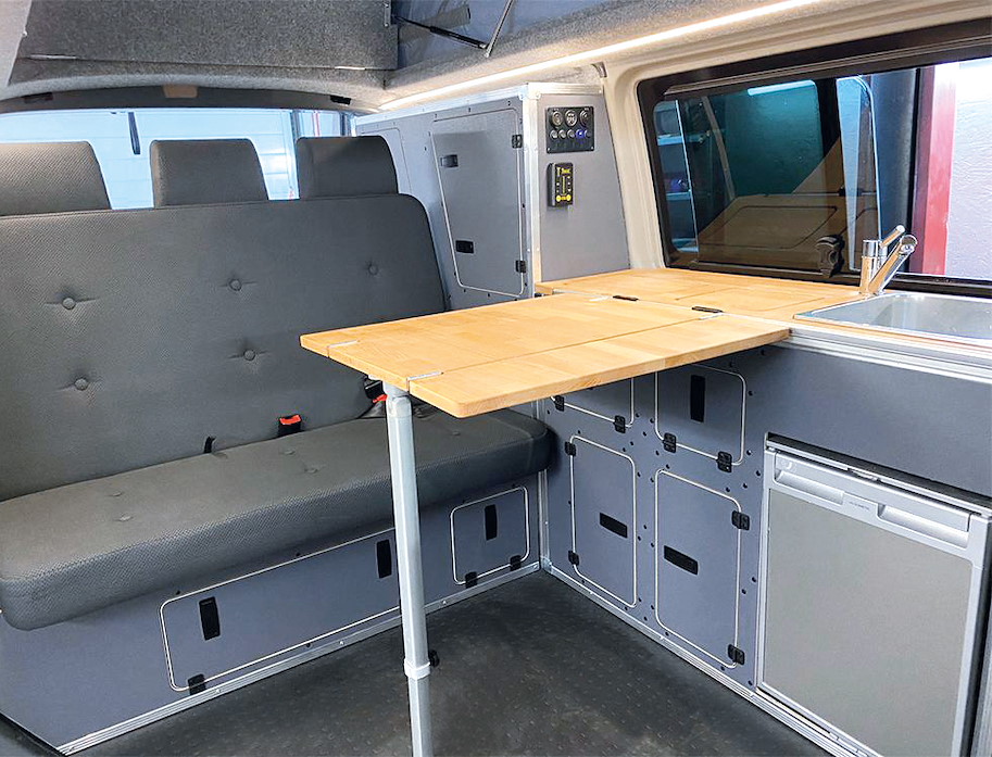 Möbelzeile mit Kleiderschrank und Küchenblock, grau, für VW Bus T5/T6, Version 1