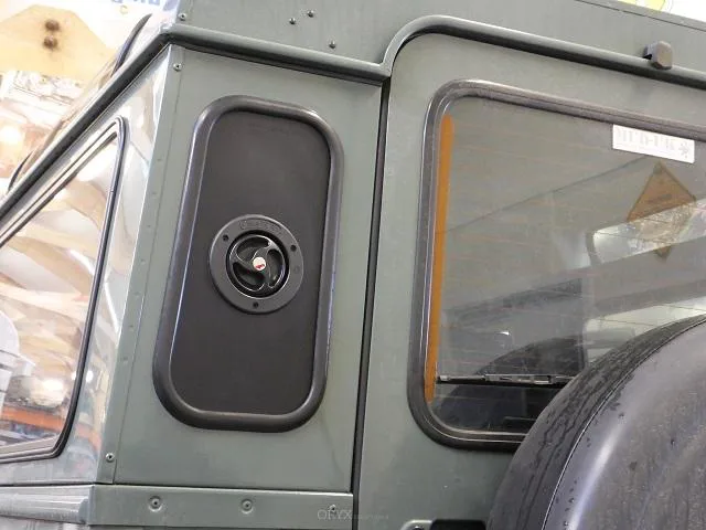 Einsatz für seitliche Heckscheibe, mit 90mm Öffnung, passend für Defender