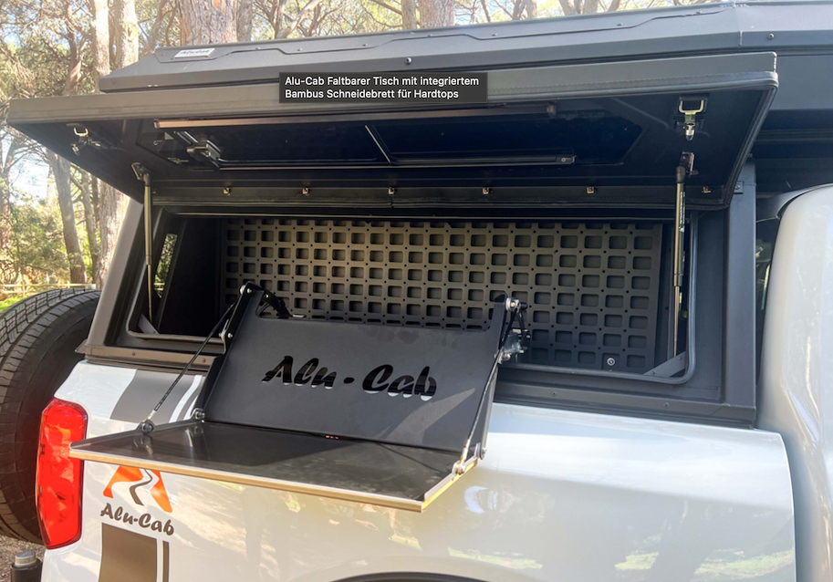 Alu-Cab Faltbarer Tisch mit integriertem Bambus Schneidebrett für Hardtops