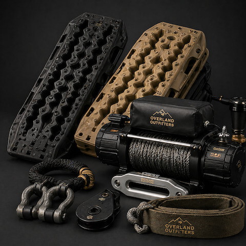 Recovery Gear mit Sandplatten und Seilwinde