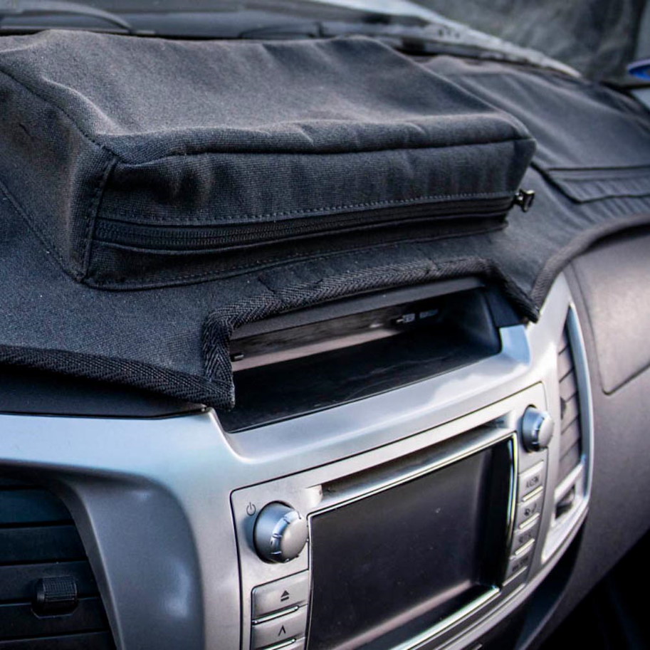 Tougher Armaturenbrettabdeckung für Toyota Hilux Revo – Anthrazit