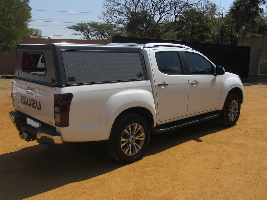 Bushtech Hardtop Isuzu D-Max (2012-2020) Extra Cab Aluminium Riffelblech isoliert mit LED-Licht