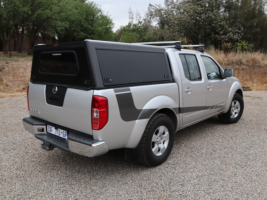 Bushtech Hardtop Nissan Navara (2014-2017) Doppelkabine Aluminium Riffelblech isoliert mit LED-Licht