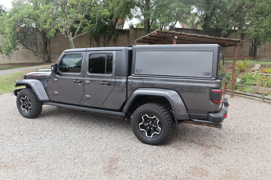 Bushtech Hardtop Jeep Gladiator Aluminium glatt isoliert mit LED-Licht