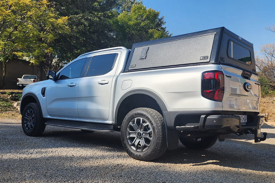 Bushtech Hardtop Ford Ranger (ab 2023) Extra Cab Aluminium Riffelblech nicht isoliert ohne LED-Licht Schwarz Dunkelgrau