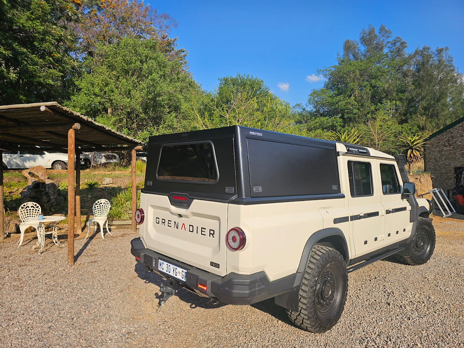 Bushtech Hardtop Ineos Quartermaster Aluminium Riffelblech isoliert mit LED-Licht