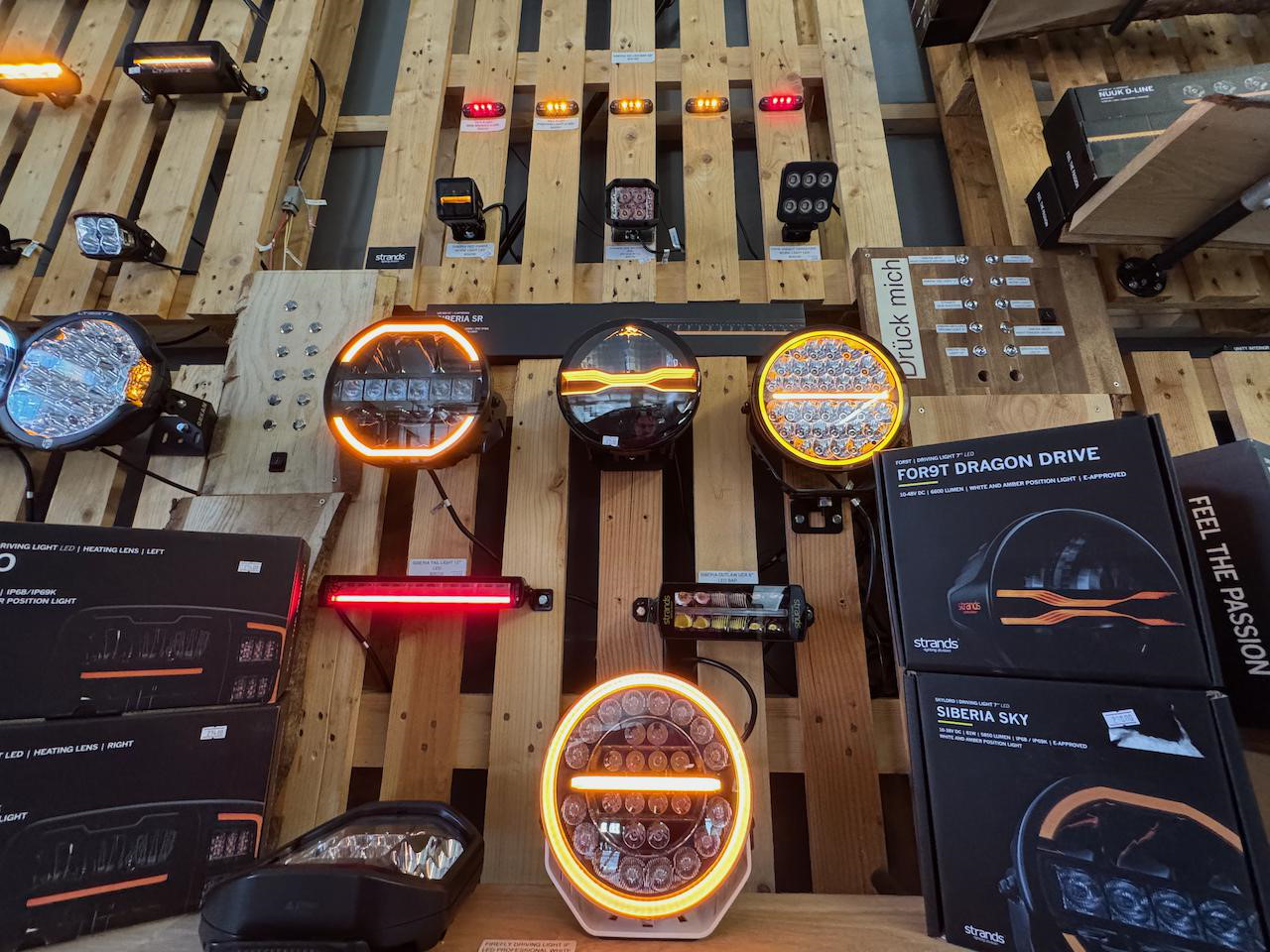 Strands Lighting Beleuchtung im Showroom Overland Outfitters Kemptthal