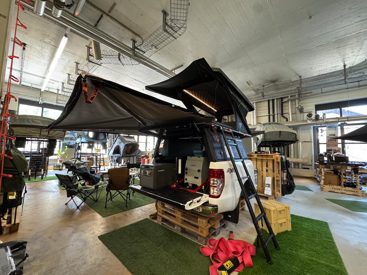 Alu-Cab Equipment und Hardtops im Showroom Overland Outfitters