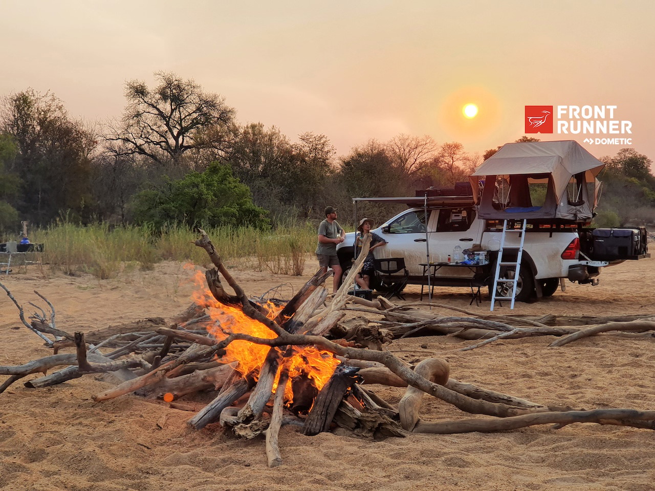 Front Runner Ausrüstung am Lagerfeuer beim Camping