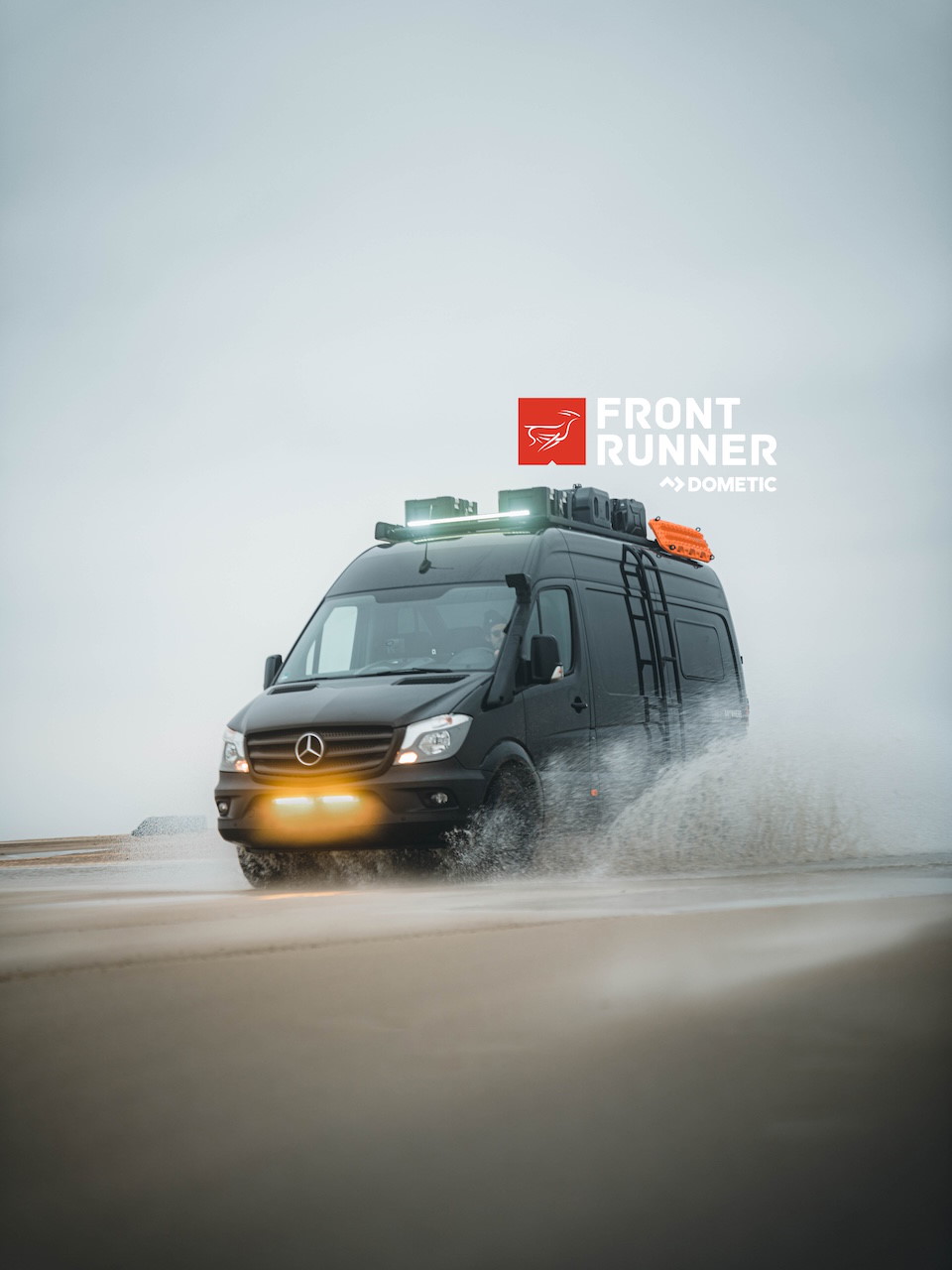 Front Runner Fahrzeug auf staubiger Pistenstrasse