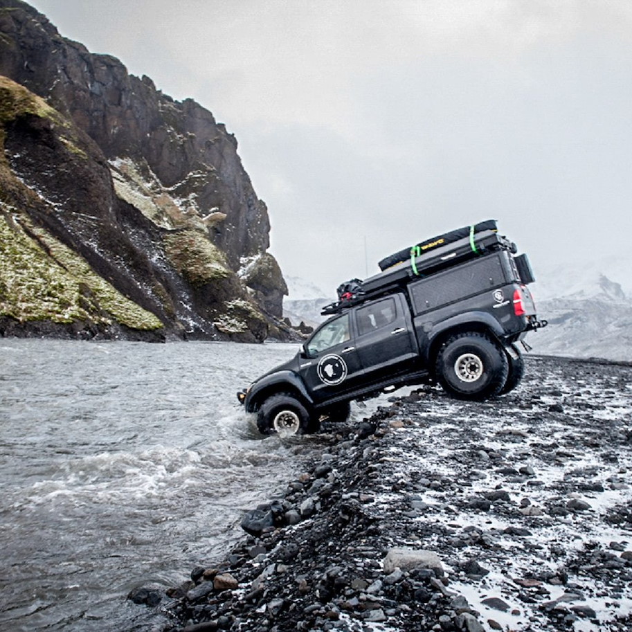 Alu-Cab Hardtop "Adventure" für Toyota Hilux 2005-2015 Doppelkabine schwarz/geriffelt