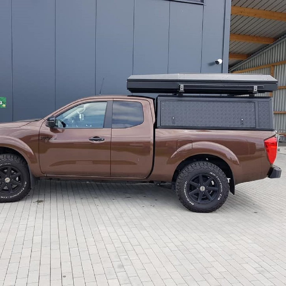 Alu-Cab Hardtop "Explorer" für Nissan Navara NP300 2016+ King-Kabine schwarz/geriffelt