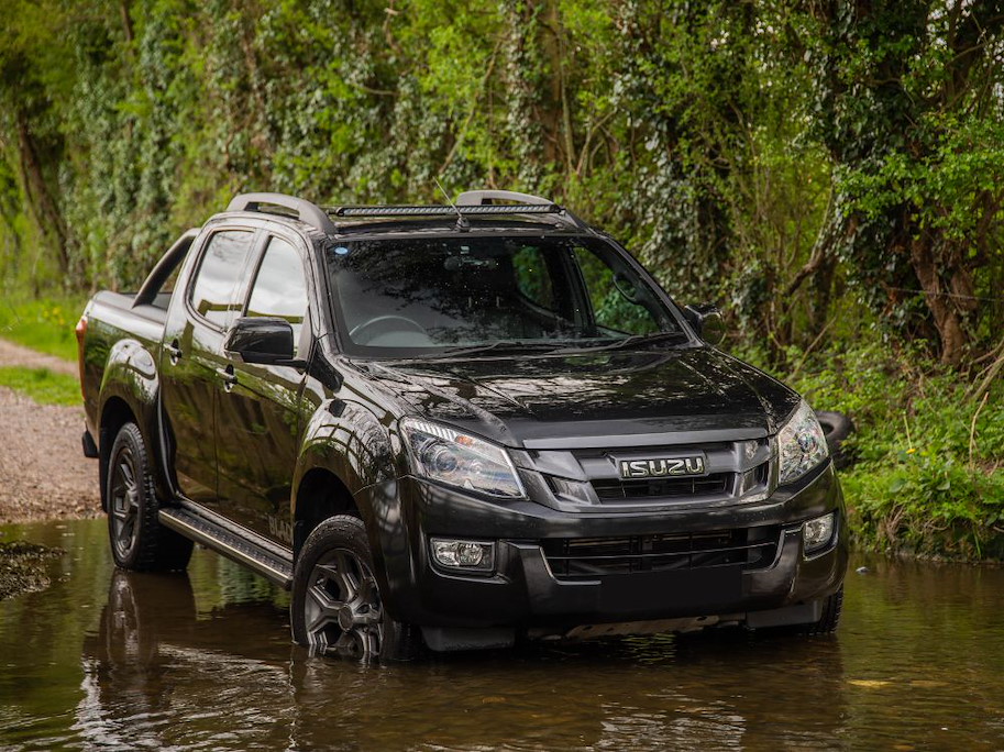 Lazer Isuzu D-Max (2017+) Roof Mounting Kit (with Roof Rails)