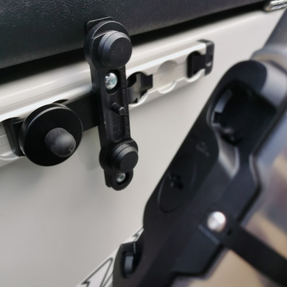 SeaLand-pro Flaschenhalter Fidlock TWIST horizontal für Airline-Schiene