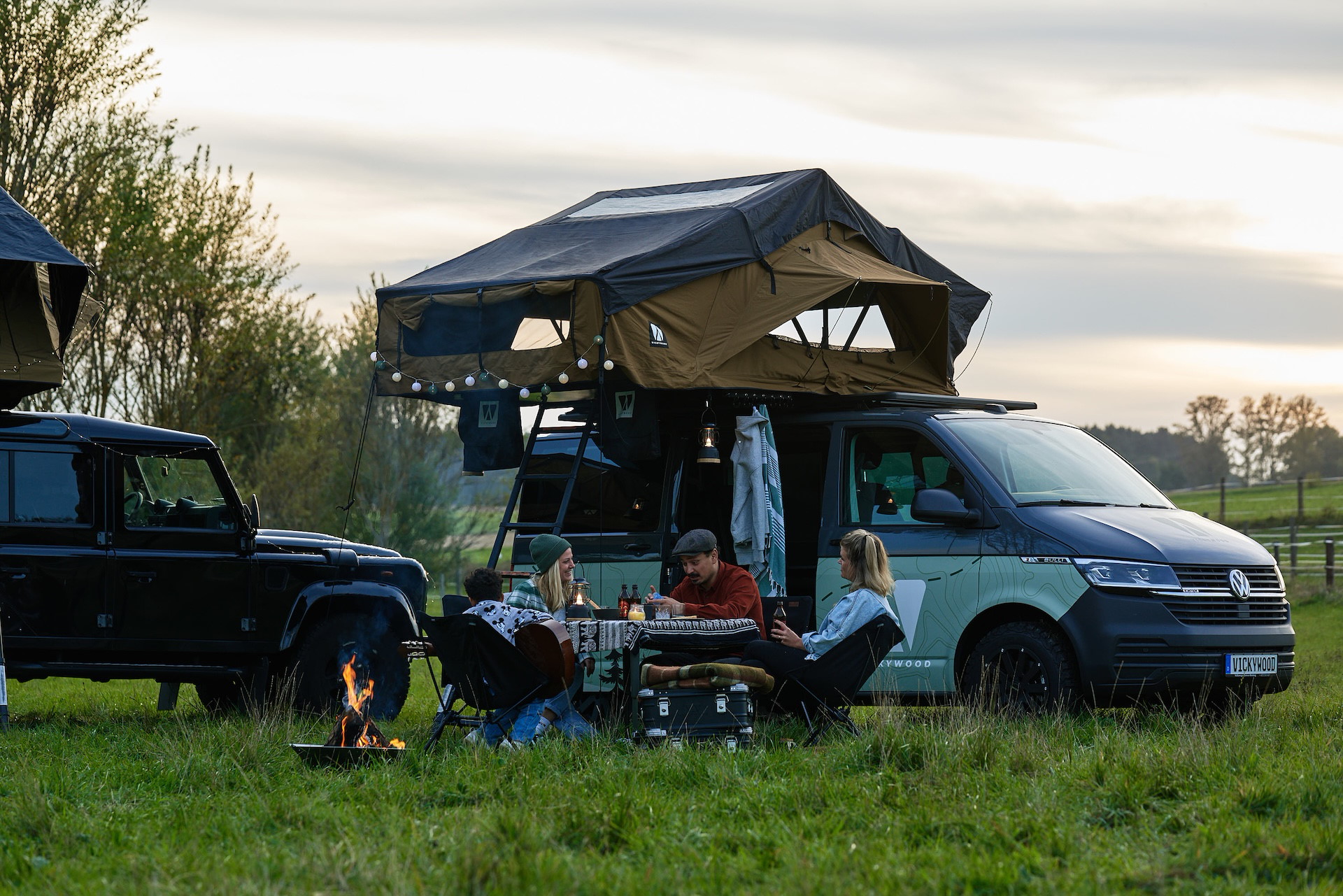 VICKYWOOD Dachzelte auf VW Bus und Land Rover Defender am Lagerfeuer