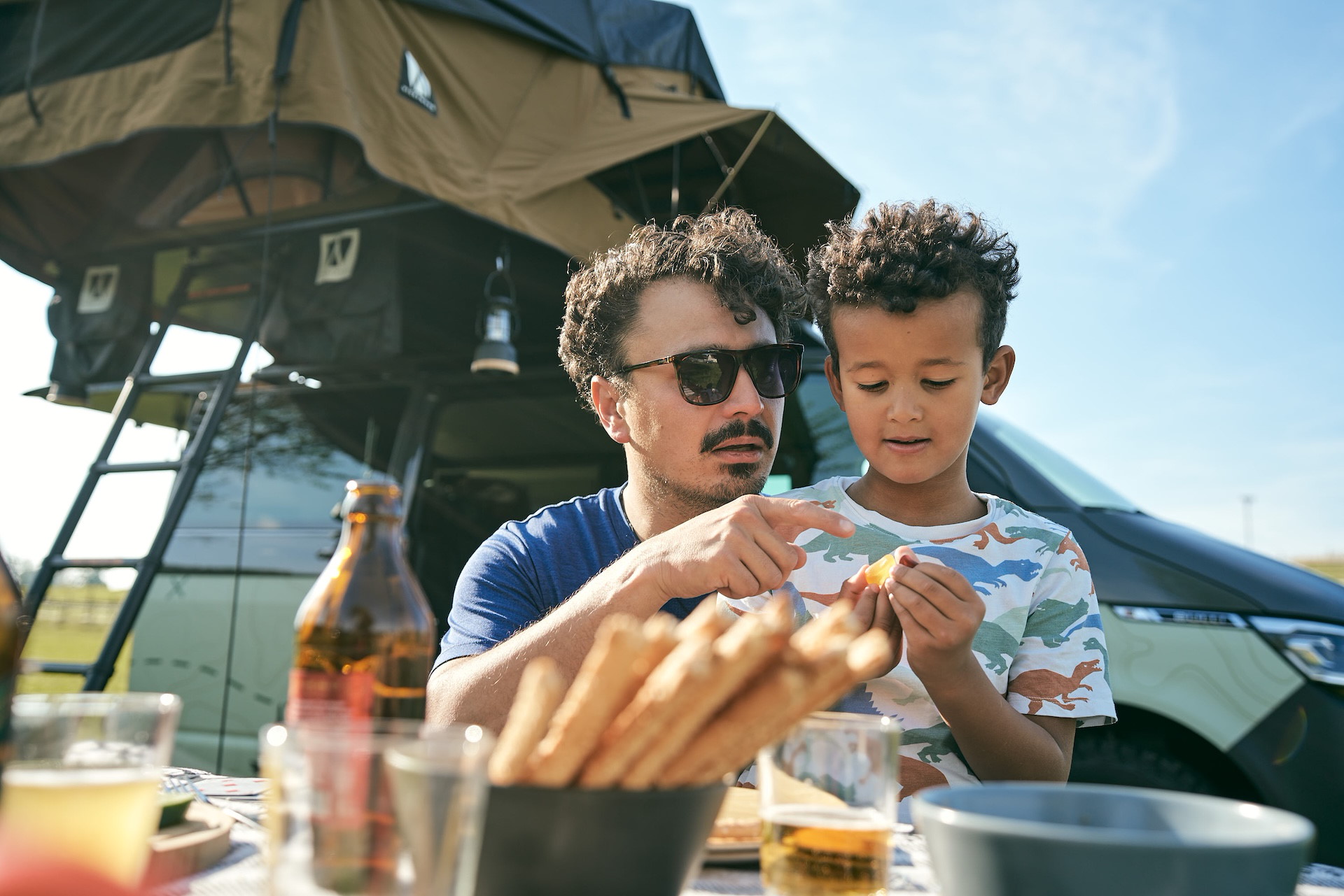 Vater und Sohn beim Picknick am Camp mit VICKYWOOD Dachzelt