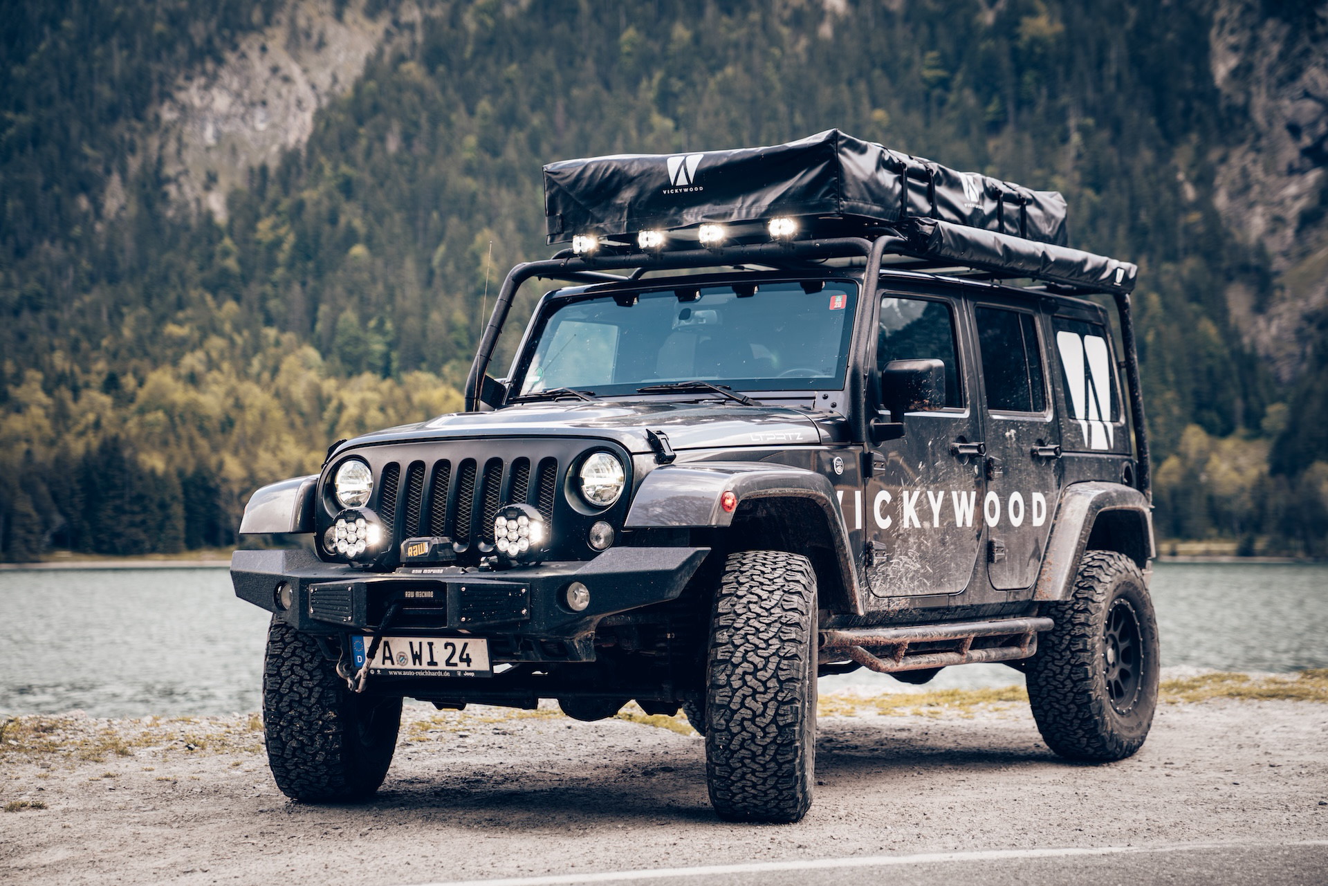 Jeep Wrangler mit VICKYWOOD Dachzelt vor Bergkulisse am See