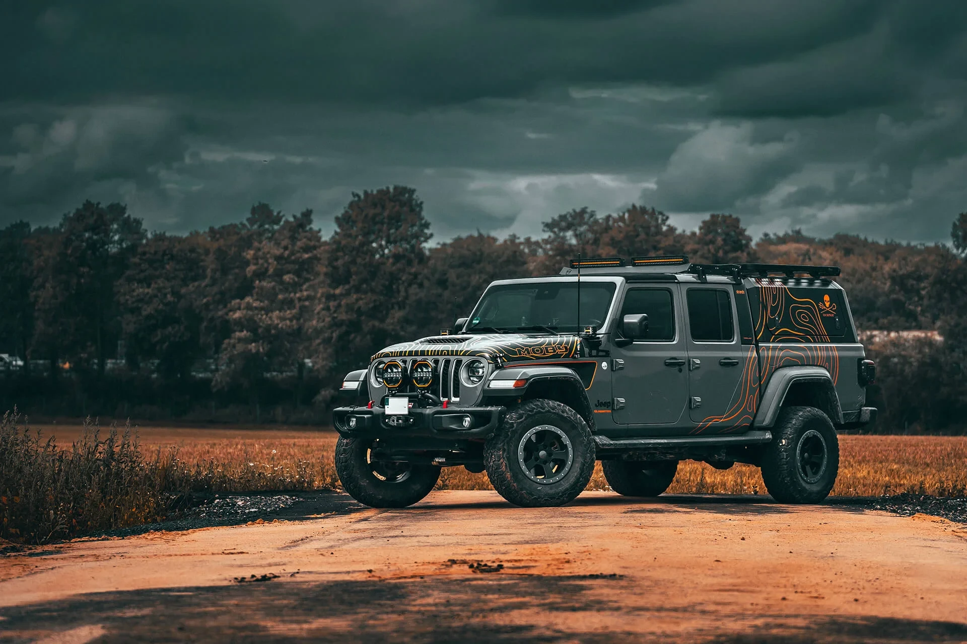 Jeep Gladiator mit Strands-Dachbeleuchtung