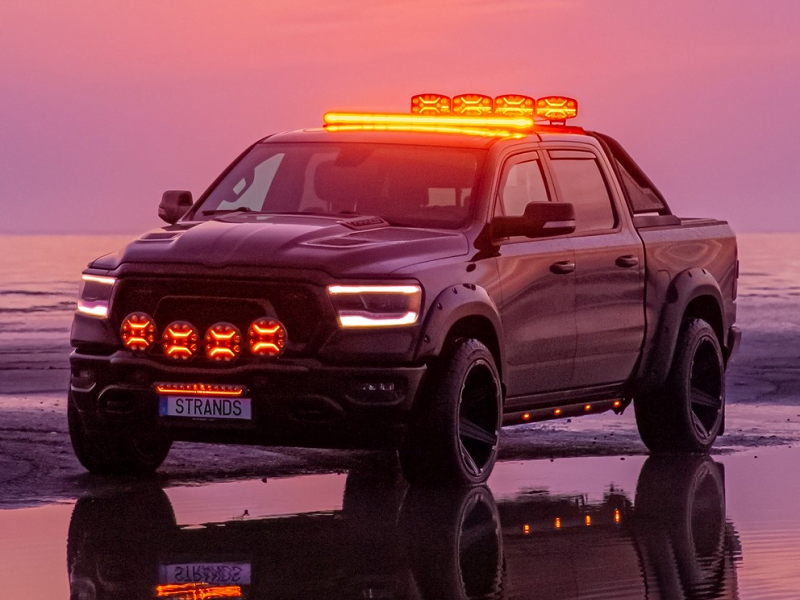 RAM Pickup mit Strands-Lightbar und Zusatzscheinwerfern am Strand