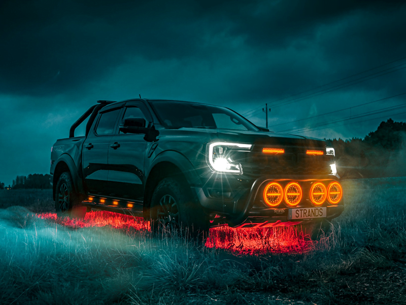 Ford Ranger mit Strands-Zusatzscheinwerfern und Unterbodenbeleuchtung bei Nacht