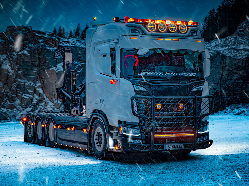 LKW im Schnee mit Strands-Dachleuchten