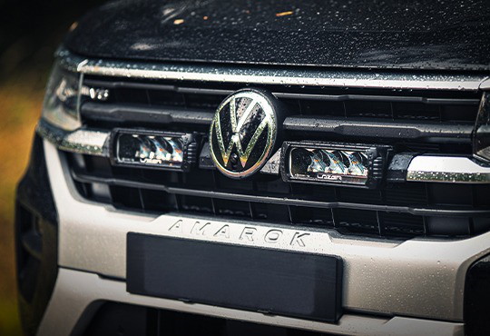 LAZER Lamps LED-Scheinwerfer im Kühlergrill eines VW Amarok