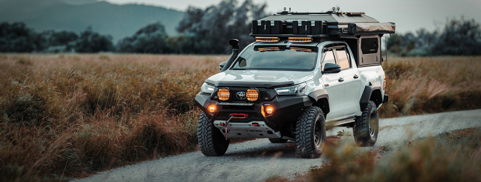 Voll ausgestatteter Toyota Hilux mit LAZER Sentinel Scheinwerfern im Gelände