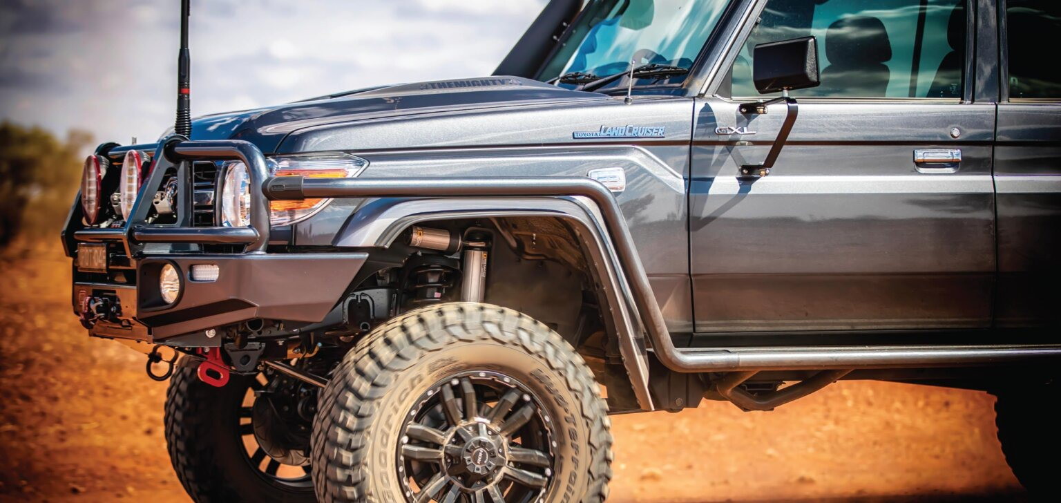 Toyota Land Cruiser 79 mit Old Man Emu Fahrwerk und ARB Frontb&uuml;gel im australischen Outback