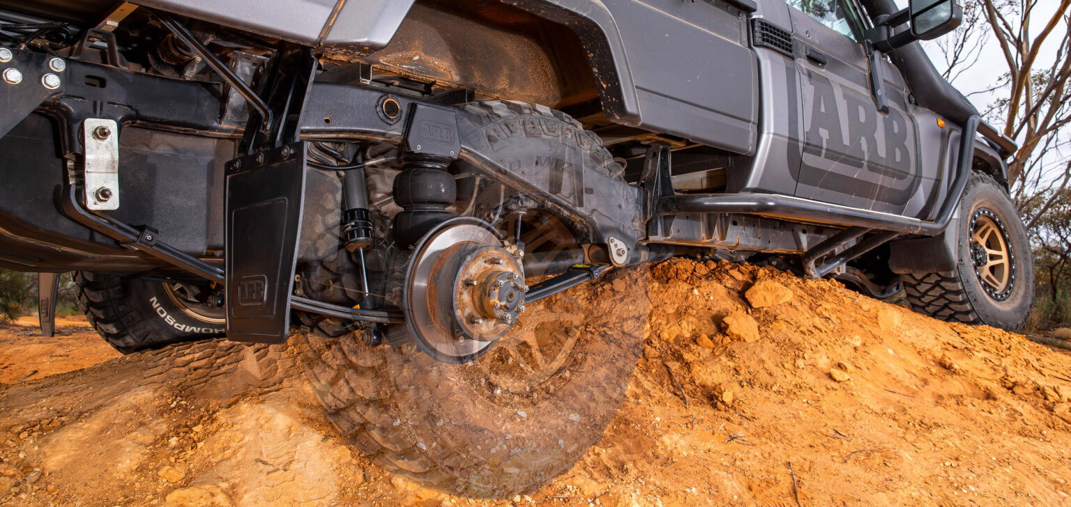 ARB Testfahrzeug mit Old Man Emu Fahrwerk in voller Verschr&auml;nkung im Gel&auml;nde