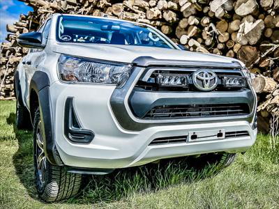 Lazer Lamps Kühlergrill-Kit Toyota Hilux Revo (Com., Invincible) 2021+ Inkl. 2x Triple-R750 Elite
