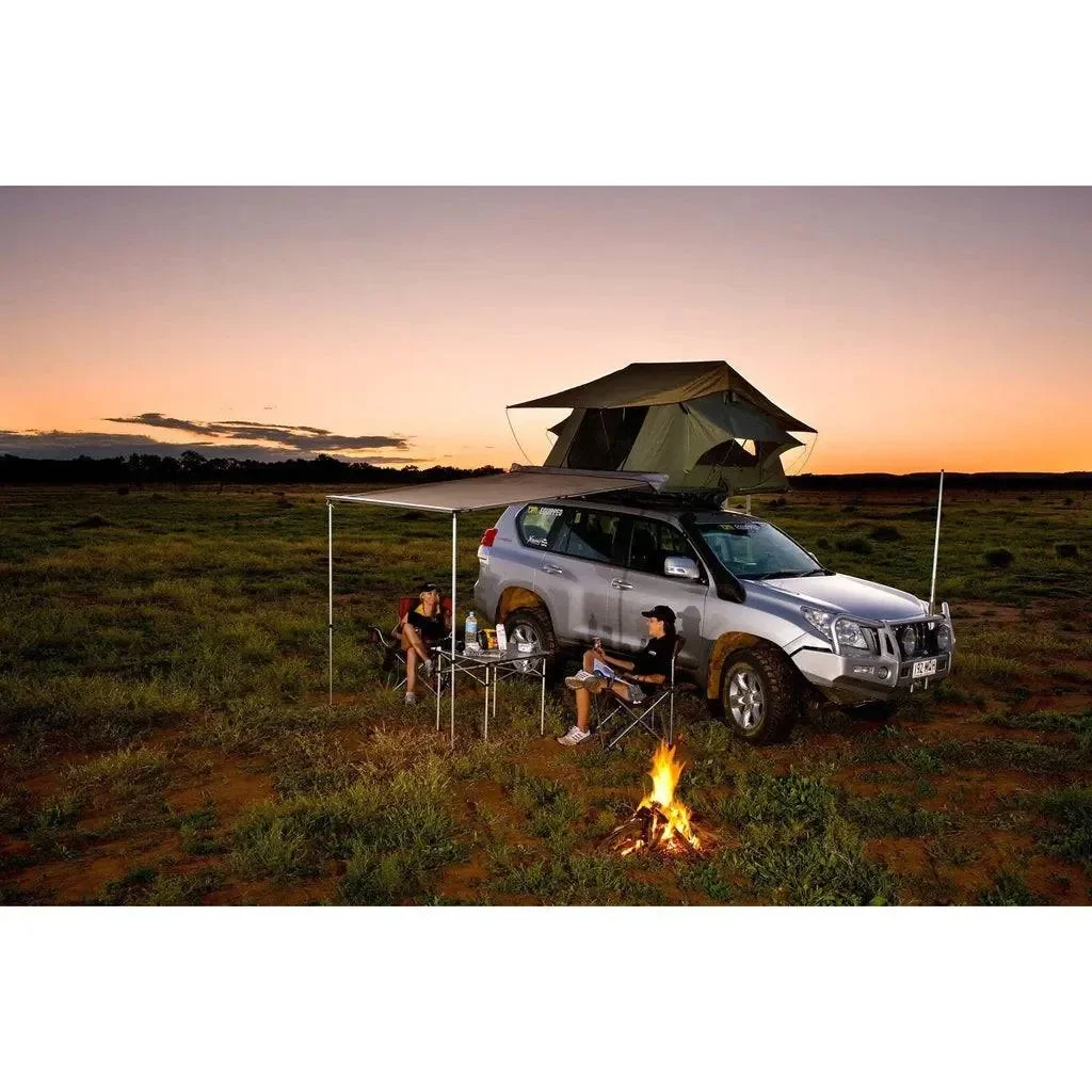 Toyota Prado mit TJM Bullbar, Dachzelt und Markise am Lagerfeuer im australischen Outback bei Sonnenuntergang