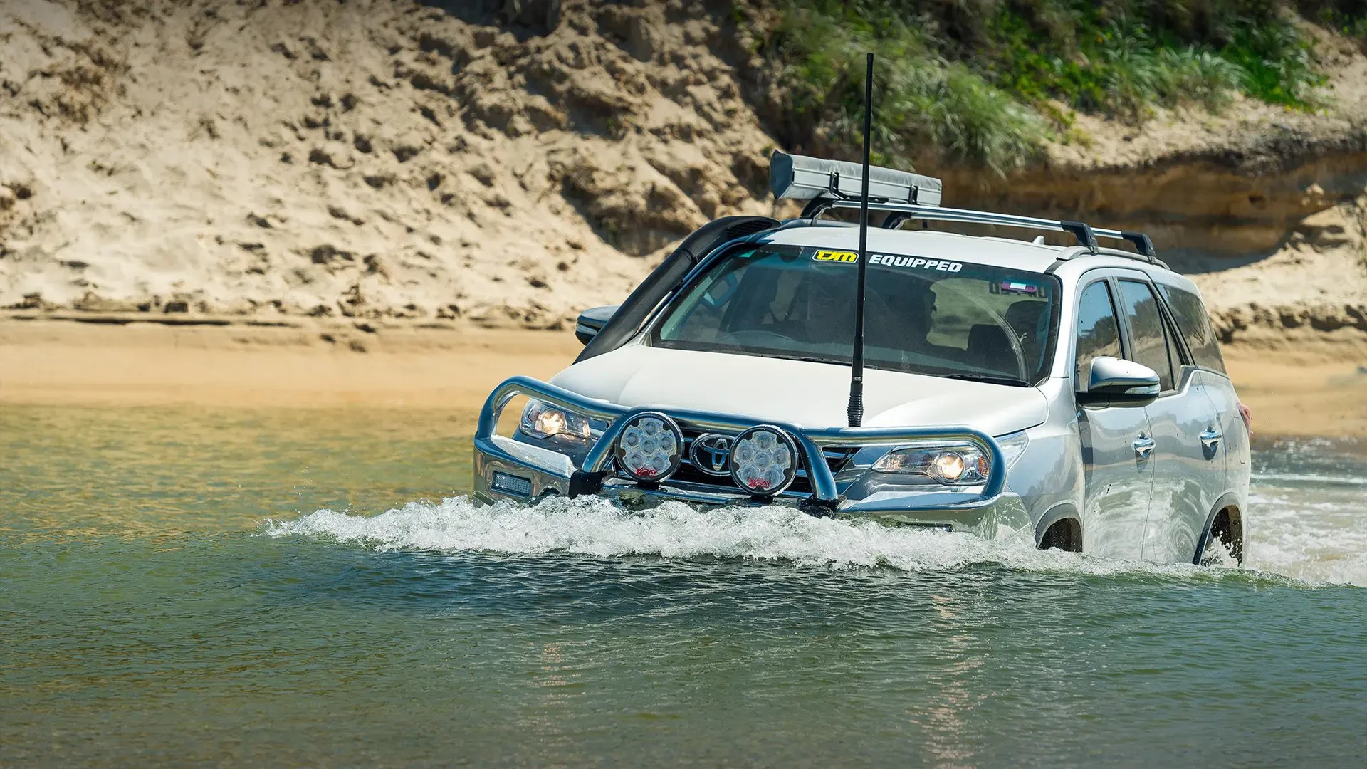 Fahrzeug mit TJM Bullbar und Airtec Schnorchel bei Wasserdurchfahrt