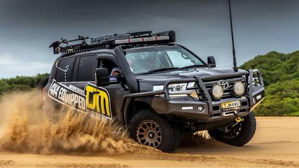 TJM Equipped Toyota Land Cruiser driftend im Sand