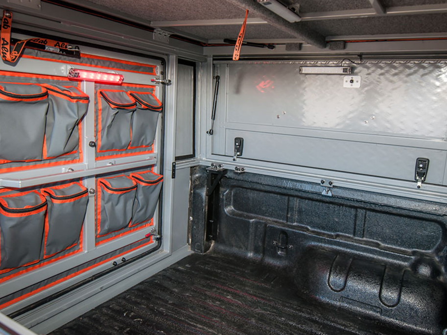 Alu-Cab Canopy Camper für einen Doppelkabine in schwarz