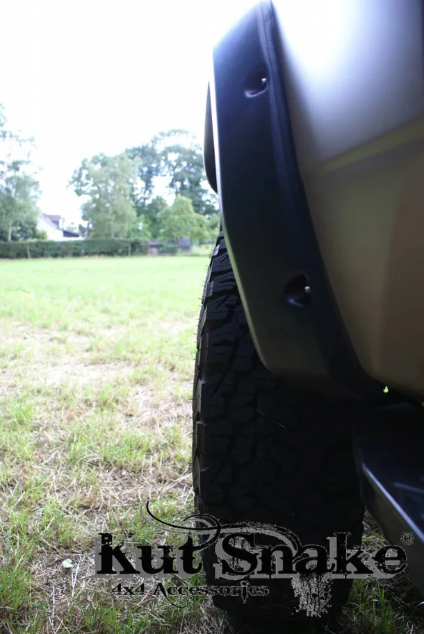 Kut Snake Kotflügelverbreiterung Toyota Land Cruiser 79 50 mm nur vorne (ab 2007)